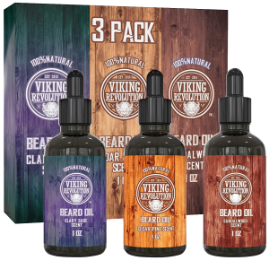 Tres botellas con dispensador de gotas de la marca Viking Revolution, conteniendo cada una de ellas aceite para el correcto cuidado de la barba masculina, diferentes esencias, de madera de sándalo, de pino