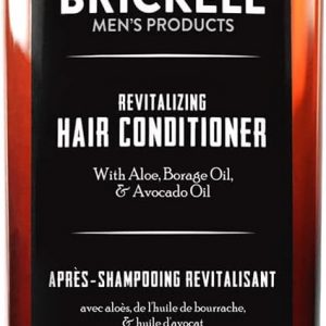 botella de color marrón y etiqueta negra de acondicionador para el cabello del hombre marca brickel