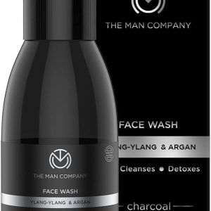 Bote conteniendo limpiador para la piel de la cara masculina con efecto detox de la marca The Man Company
